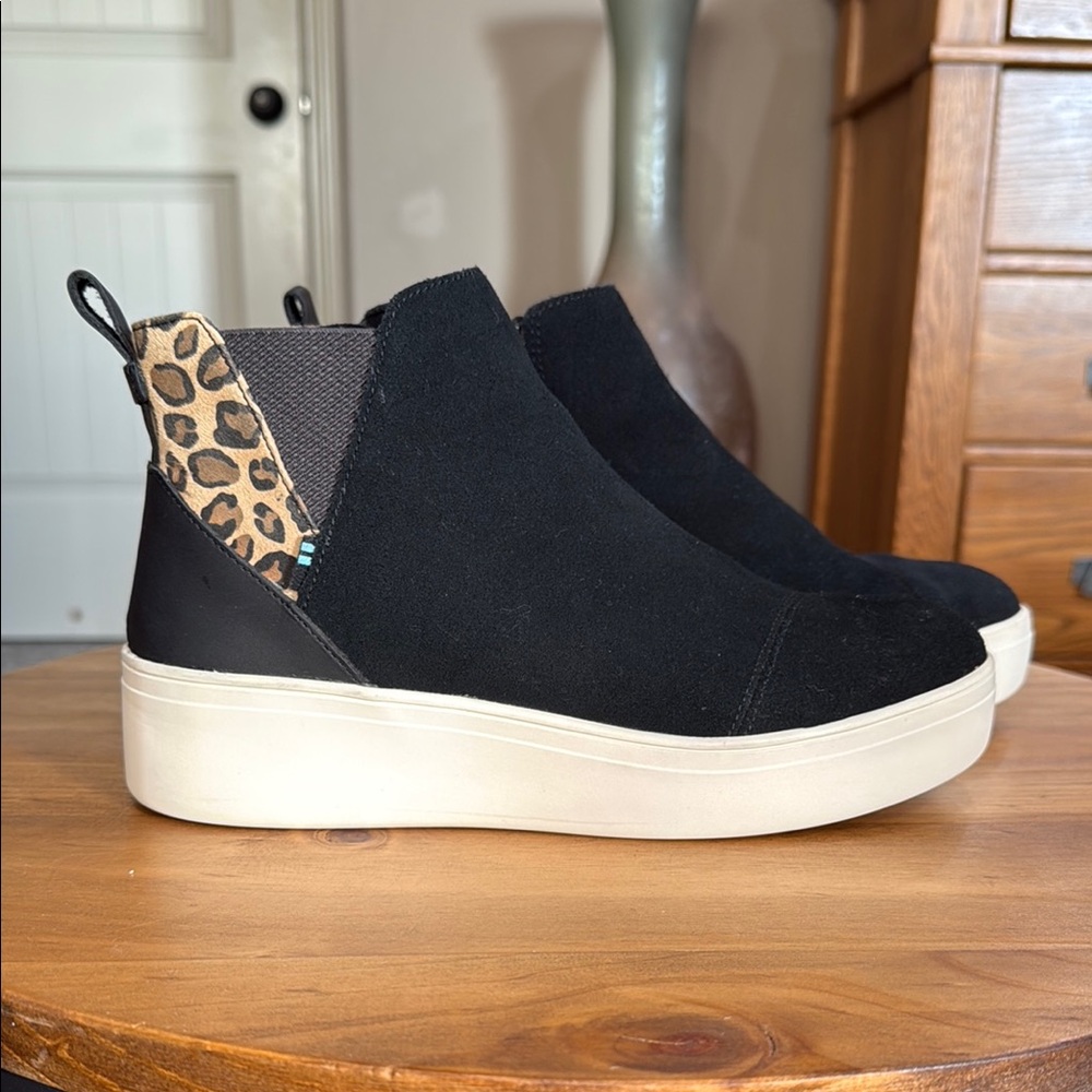Clean Toms Black and Tan Slip-On Sneakers with Leopard Accent Size 7.5